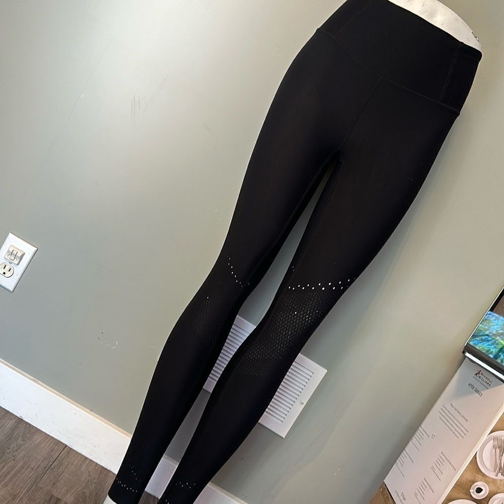 Lululemon Zoned In Tight *27"
Black (First Release) Size 6